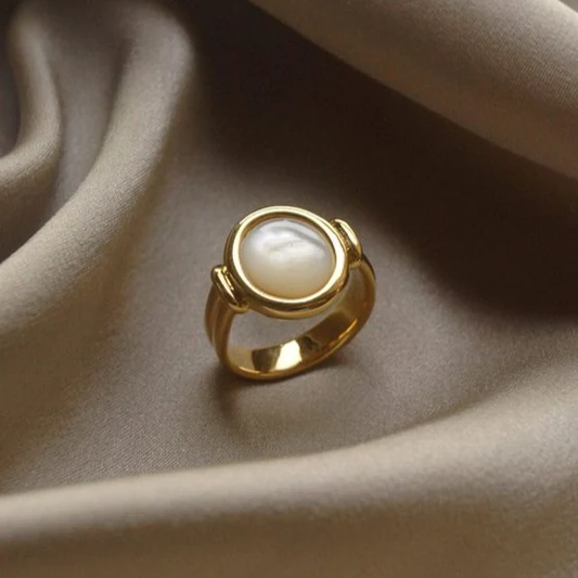 Elegant guldinfattad pärlring